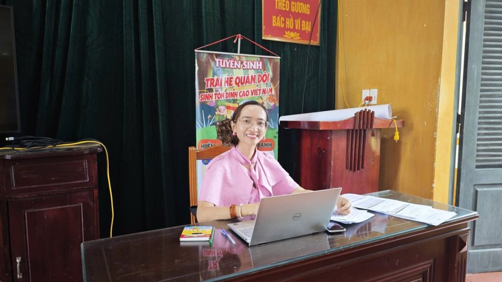 Nguyễn Thị Ngọc Dung đang làm việc bên laptop